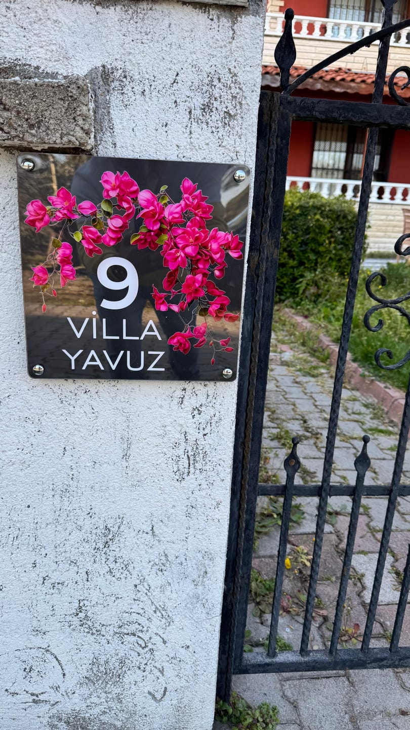 Customer photo review of Kişiye Özel Begonvil Çiçekli Kapı İsimliği