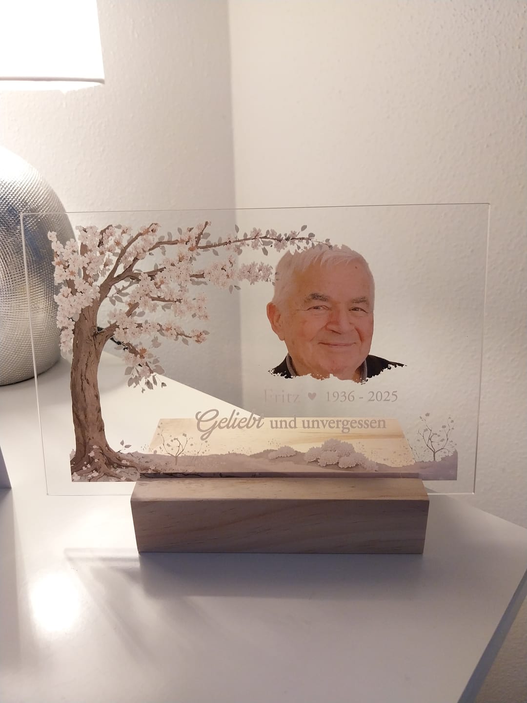 Customer photo review of Immer bei dir - Personalisierter Acrylaufsteller zur Erinnerung an Familienangehörige und Freunde