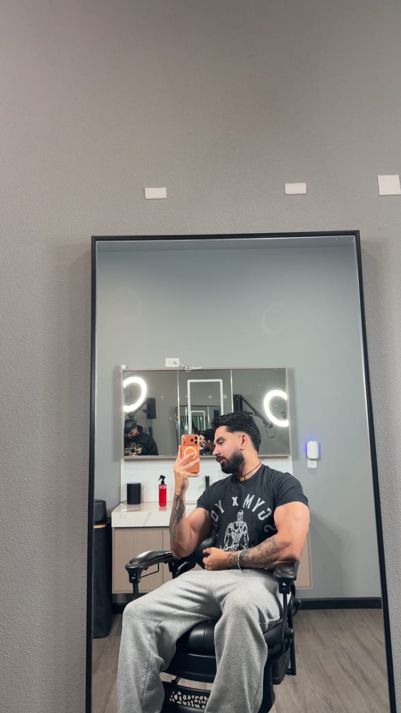 Customer photo review of 4206 - Gold's Gym Heather Tees