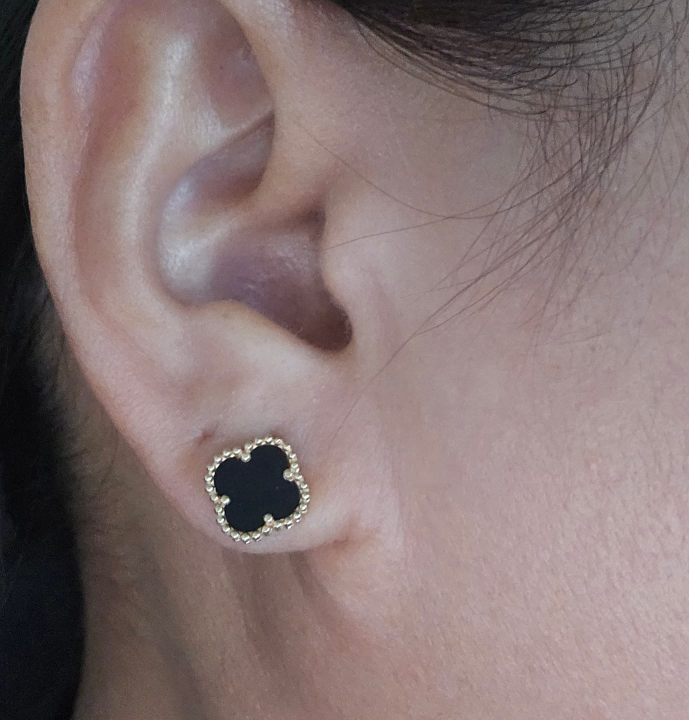 Customer photo review of Ohrringe Gelbgold 18k – Shabdar-e Gush – Mini Siyah (Schwarzes Mini-Kleeblatt)