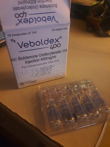 Cliente muestra la caja de Veboldex 400 y las ampollas del producto en su empaque.