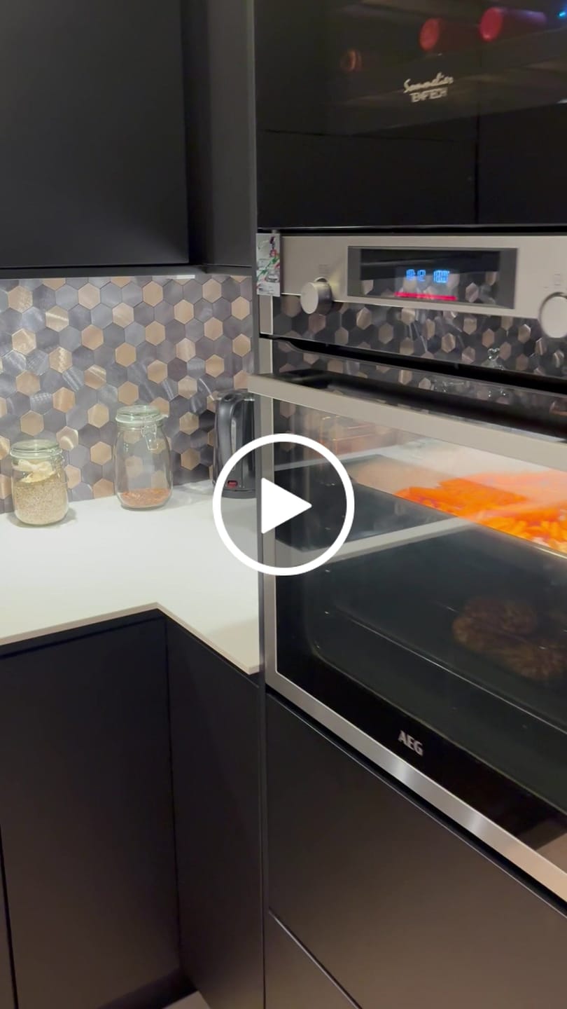 Customer video review of 10-pk Latte hexagon selvklebende veggfliser