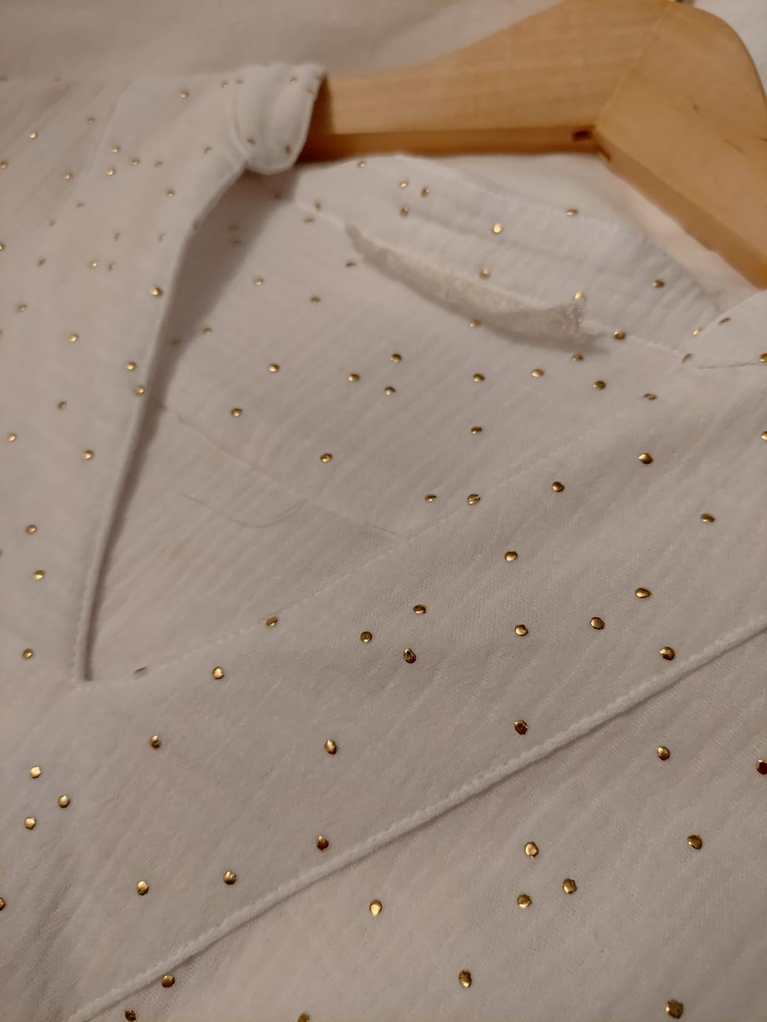 Customer photo review of Blouse Isabeau - double gaze de coton blanche plumetis or