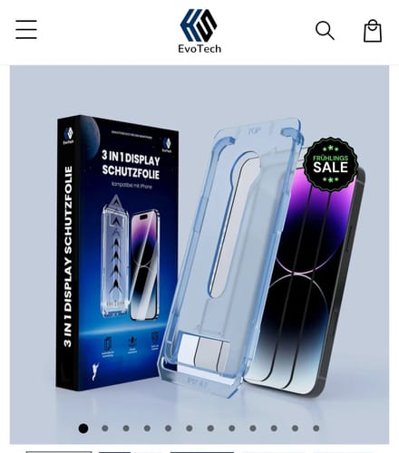 Rezensent zeigt die 3 in 1 Schutzfolie mit der Verpackung und einer durchsichtigen Handyhülle.