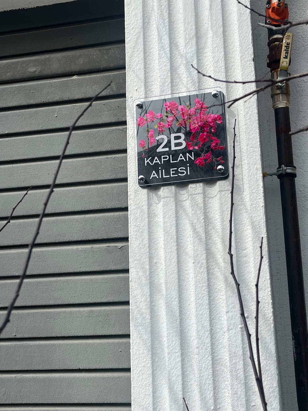 Customer photo review of Kişiye Özel Begonvil Çiçekli Kapı İsimliği