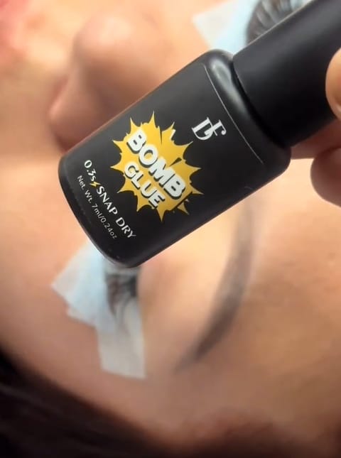 Customer photo review of Bomb Glue 0.1-0.3s Fast Drying Extremely Strong Lash Adhesive