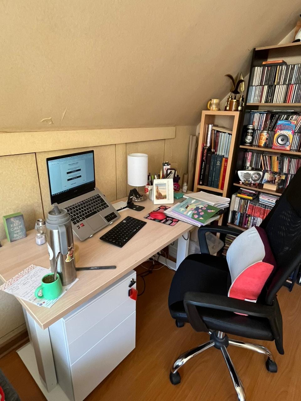 Customer photo review of Escritorio Cosmo Eléctrico con Pasacables 140x60