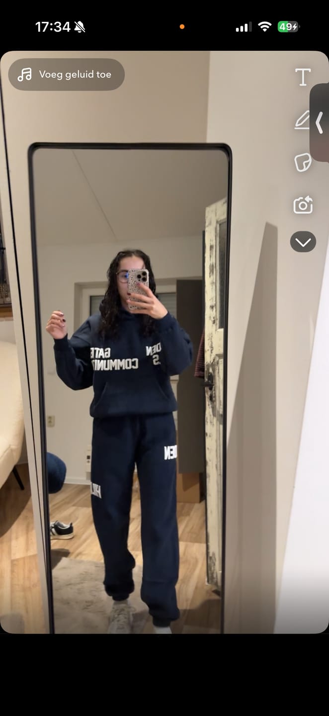 Customer photo review of GATED COMMUNITY HOODIE NAVY
