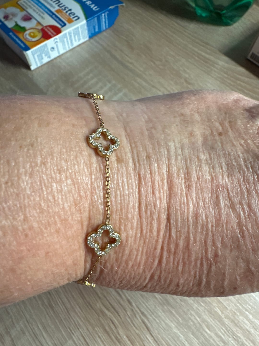 Customer photo review of Spring Lucky Leaf Armband 14K Vergoldet