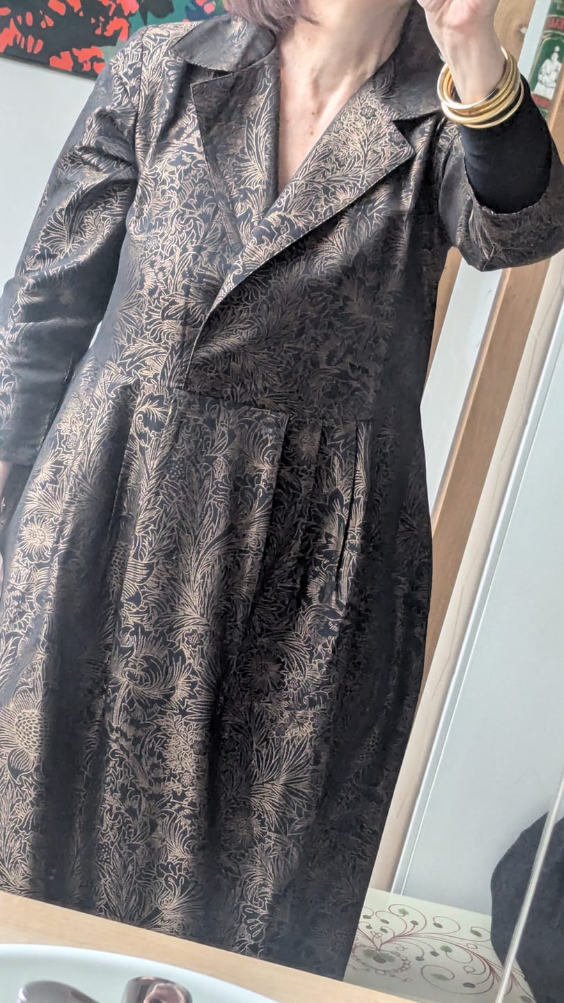 Customer photo review of Robe Hazel- Gravure botanique noire/dorée
