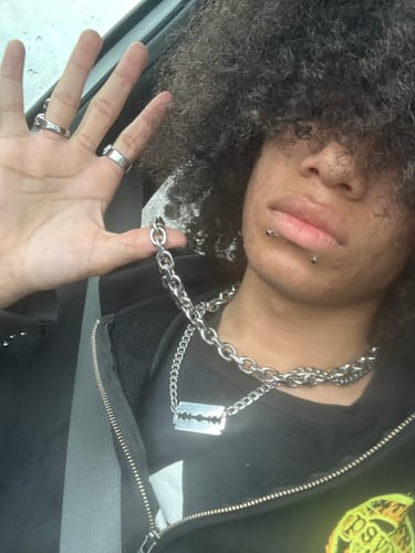 Reviewer wearing the 12MM HEAVY ARIES CHAIN and holding it up to show the interlocking links.