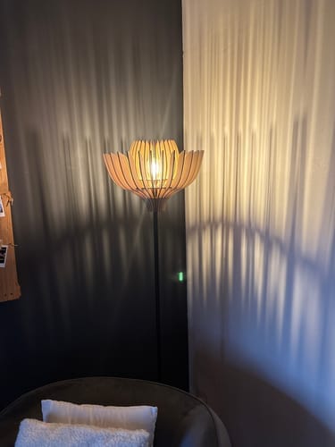 Avis photo d'un client sur Tullia teinté Chêne | Lampadaire