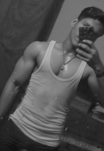 Reviewer's mirror selfie showing their muscular physique after using Wellcore Creatine.