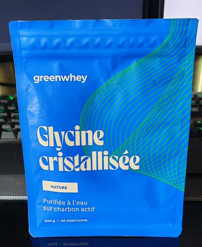 Client montrant son sachet bleu de Glycine cristallisée.