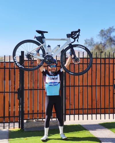 Cliente con la Calza Larga Fierce X304 Lameda, levantando su bicicleta al aire libre.