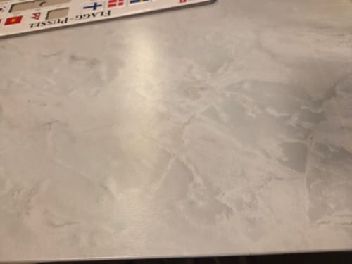 Nærbilde fra en anmelder av Marmor romeo hvit matt kontaktplast påført på en overflate.