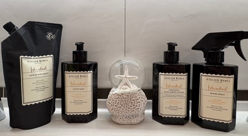 Beoordelaar toont de Istanbul Room Spray op een plank naast andere producten uit dezelfde lijn.