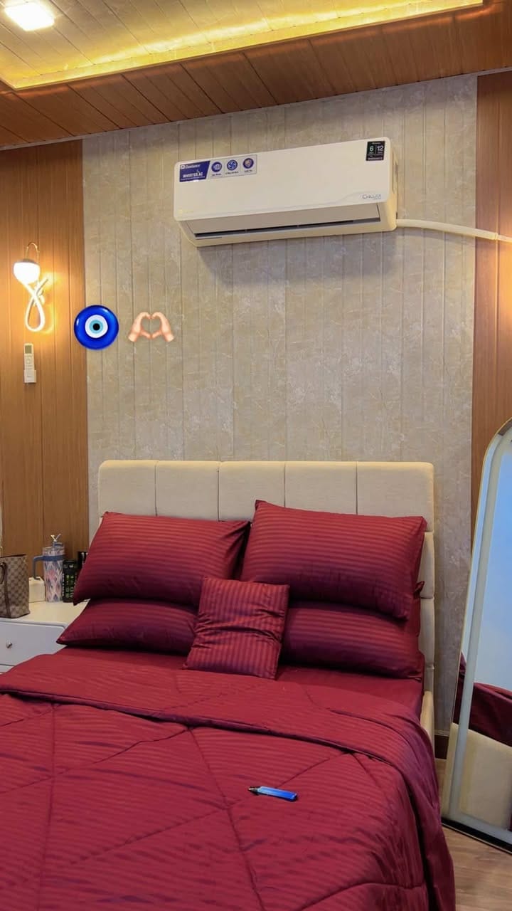 Customer photo review of MAROON stripe Comforter Set- 8 Pcs