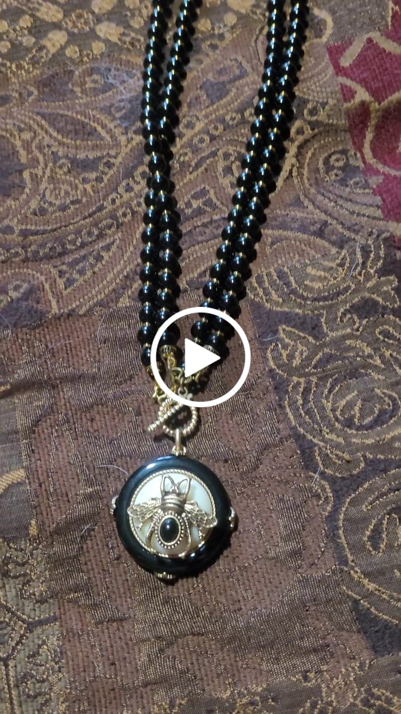 Customer video review of BeeQueen Vintage Natural Agate Necklace