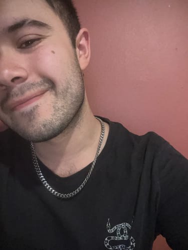 Un cliente usando la Cadena Cuban Link de 8mm sobre una camiseta negra.