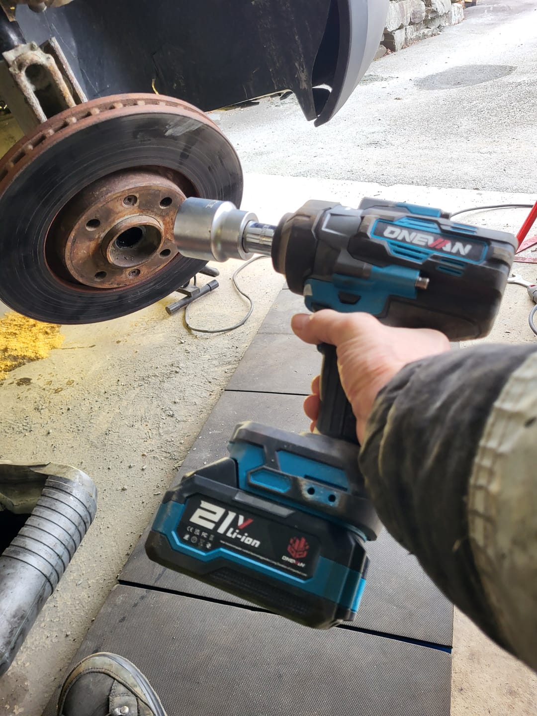 Customer photo review of ONEVAN 1/2" 2800N·m Brushless Cordless Impact Wrench | For Makita 18V Battery