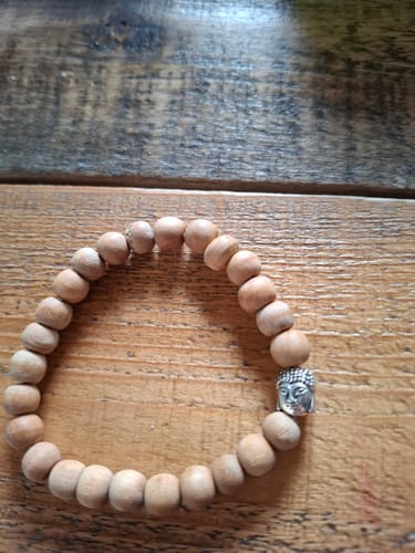 Customer photo review of »Einatmen Ausatmen« Buddha Blockadenlöser-Armband aus Sandelholz inkl. abgebrochenem Stern