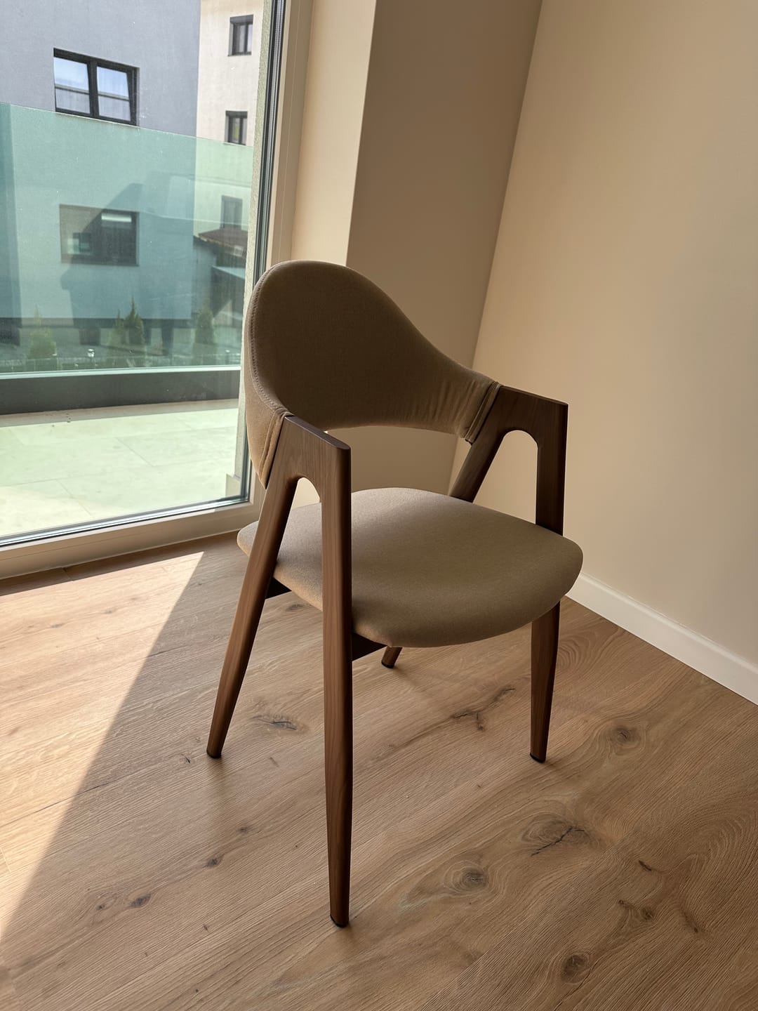 Customer photo review of Scaun tapitat modern K344, bej/nuc, stofa clasica/metal, 51x57x82 cm