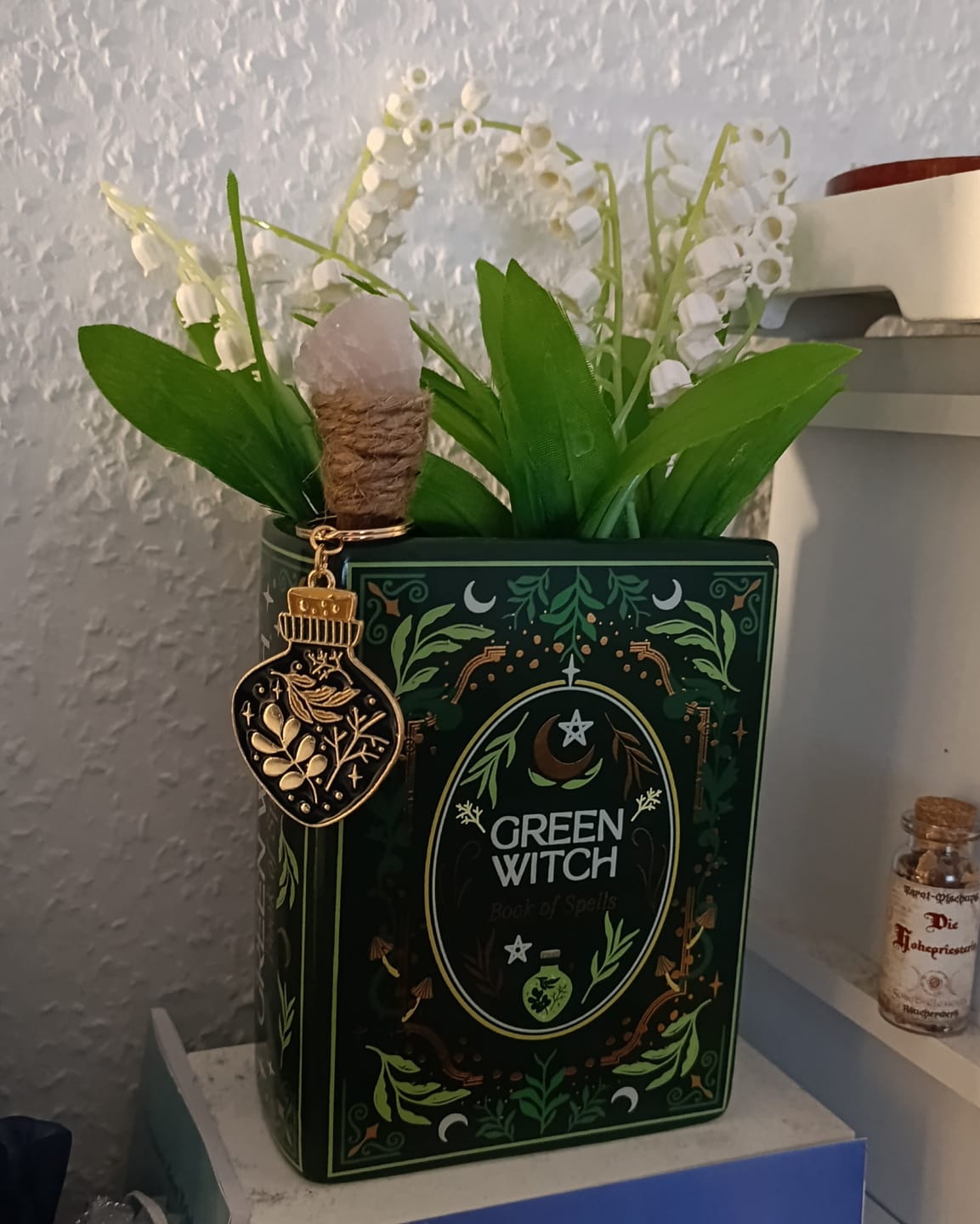 Customer photo review of Green Witch Buchvase – grüne Keramikvase im Grimoires-Design