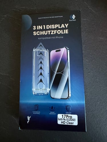 Verpackung der 3 in 1 Schutzfolie des Rezensenten auf einem dunklen Tisch.