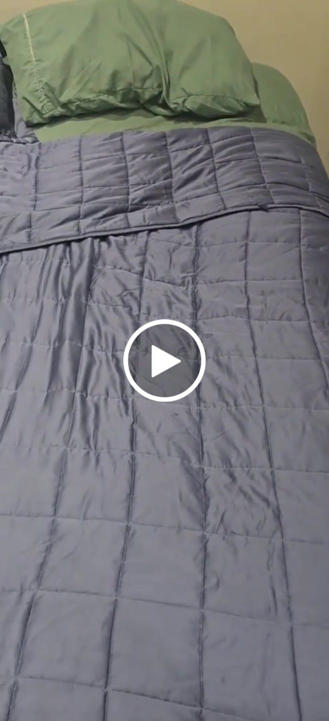 Customer video review of Cobertor Pesado Azul