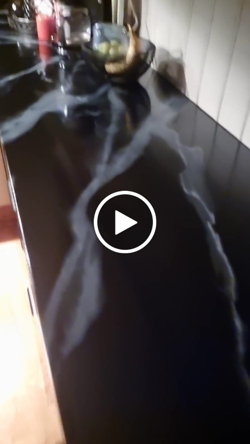 Kundevideoanmeldelse af Marmor klassisk sort kontaktplast