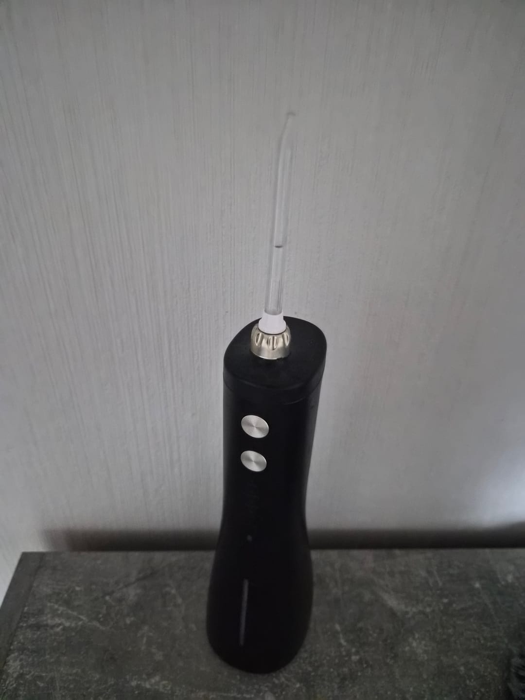 Customer photo review of Kabellose Munddusche für effektive Zahn- & Zahnfleischpflege Mit 4 Modi & 4 Aufsätzen, 300 ml Wassertank, 30–120 PSI Wasserdruck und IPX7-Wasserschutz