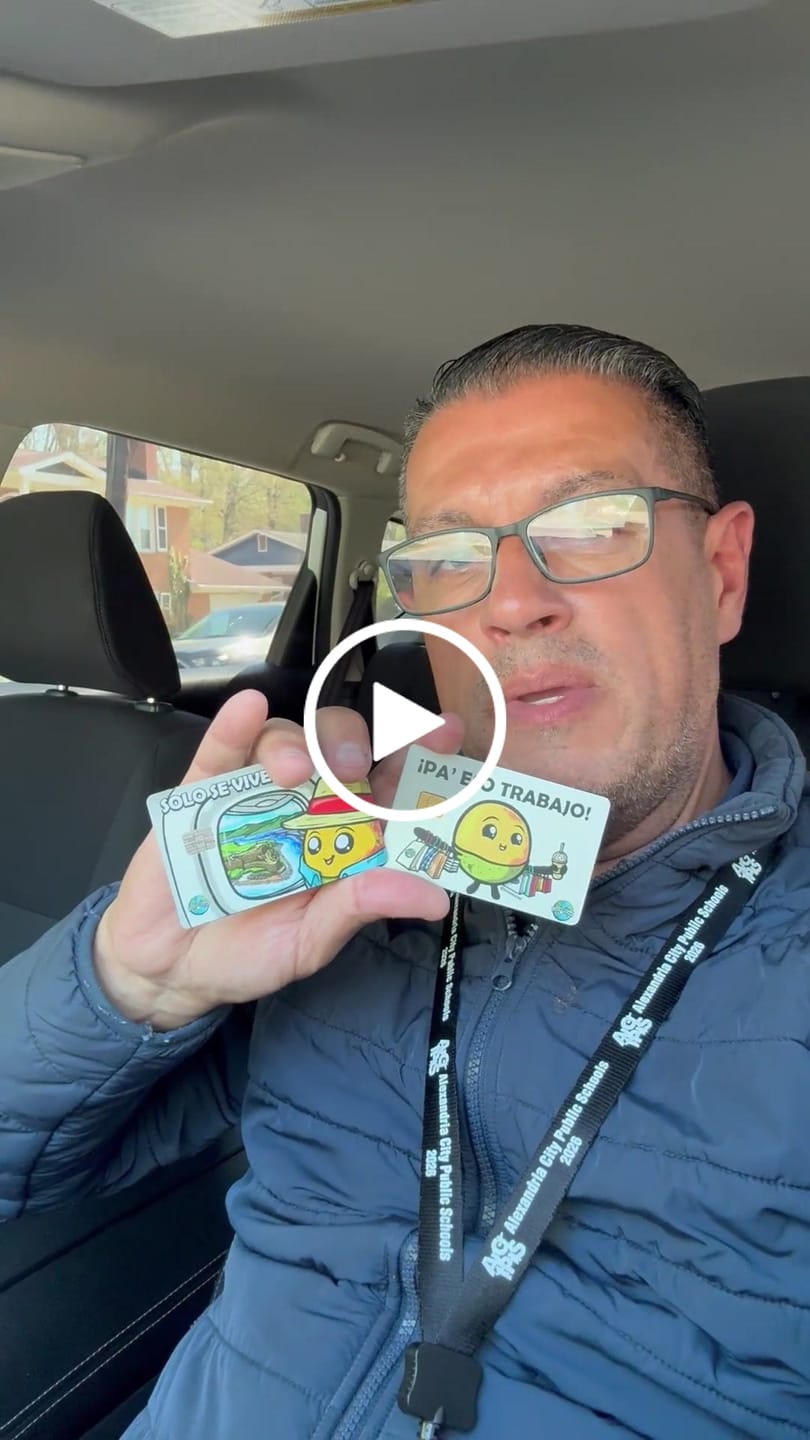 Customer video review of Solo Se Vive Una Vez - Sticker para Tarjeta de Crédito