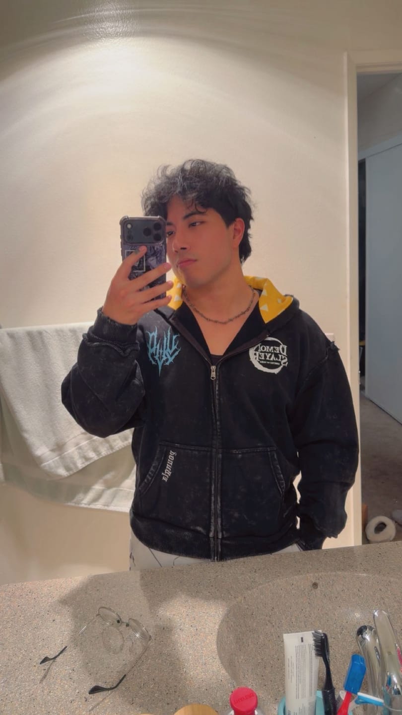Customer photo review of 5195 - Demon Slayer: Kimetsu no Yaiba - Zip-ups