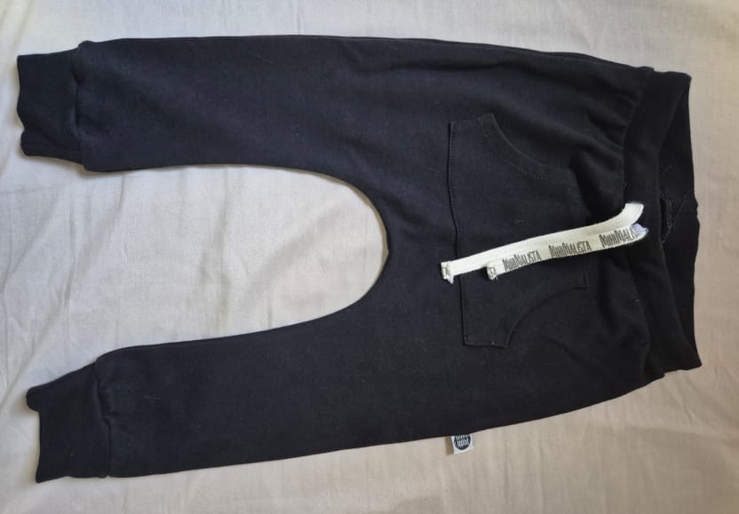 Customer photo review of Calça Bolsão Unissex | Liso Preto