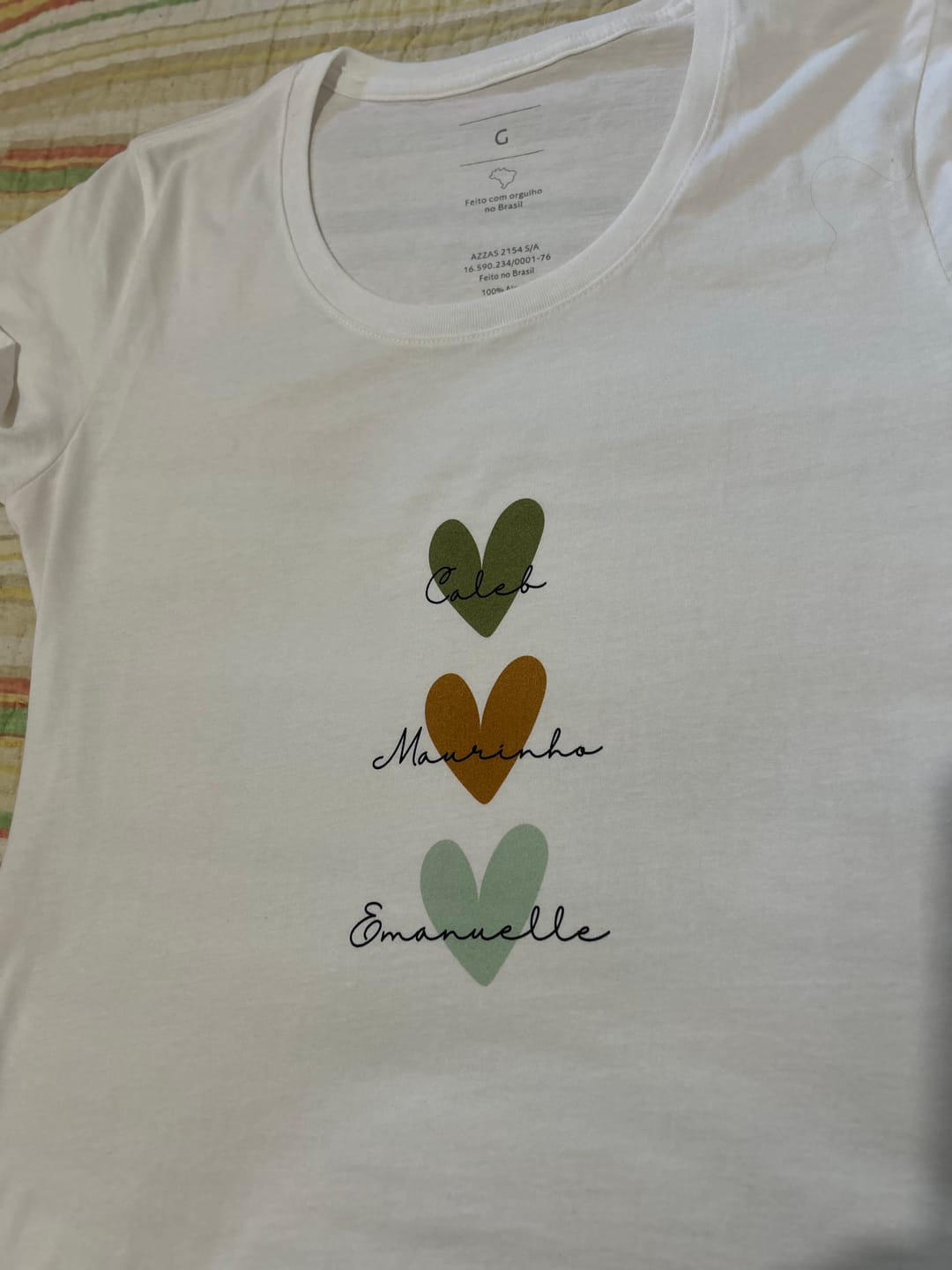 Customer photo review of Camiseta Personalizada - CORAÇÕES E NOMES (Até 5 nomes) - 100% Algodão