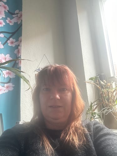 Kundin mit gepflegtem, schulterlangem Haar nach der Anwendung der Herbal-Love Haarseife.