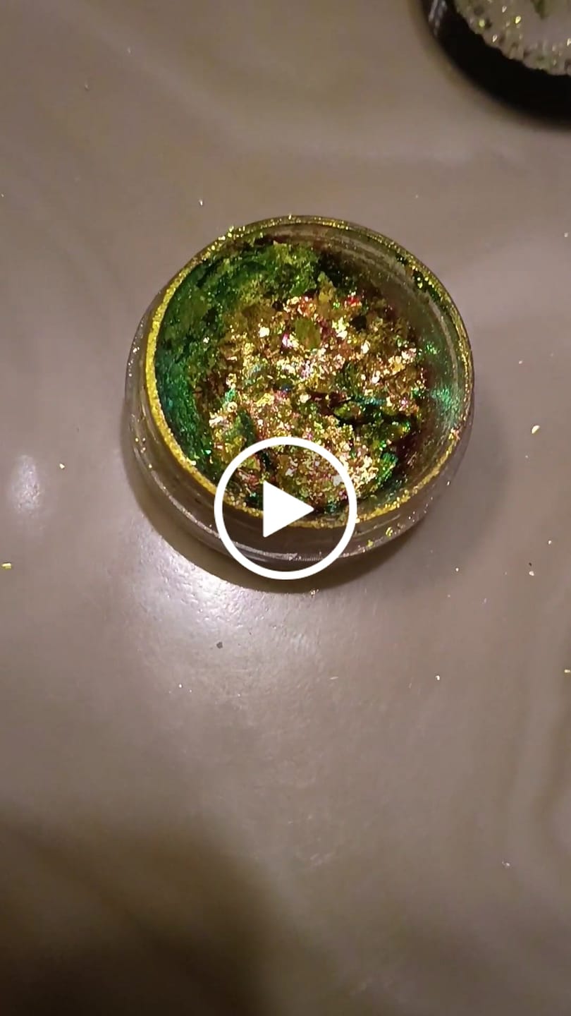 Customer video review of Chameleon Eyeshadow Flakes - Limelight