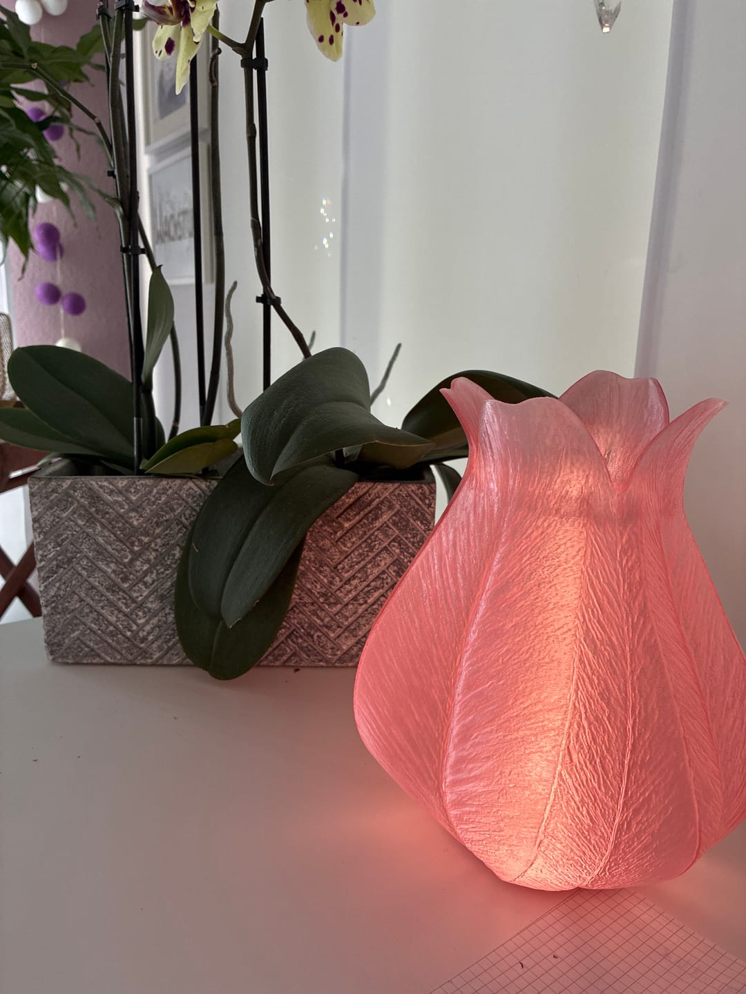 Customer photo review of Blossom Tischlampe – Cozy Blütenlicht in Rosa, Lila & Gelb