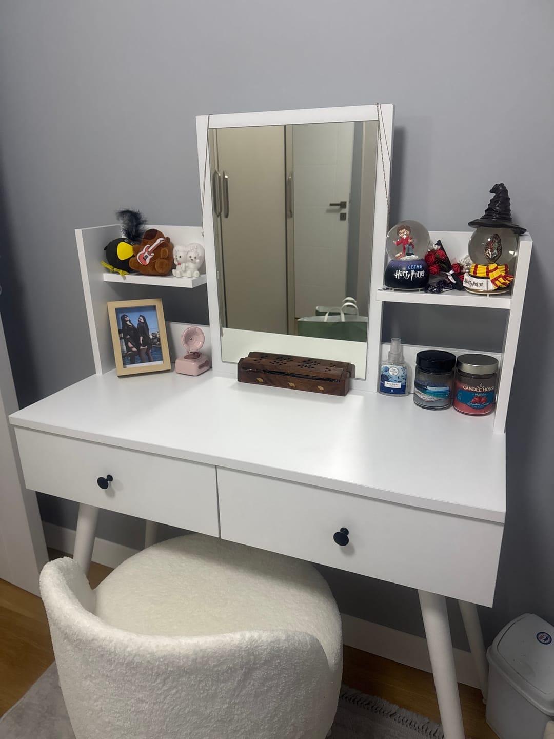 Customer photo review of Rani BJ102 Makyaj Tuvalet Masası 2 Çekmeceli Raflı Aynalı Takı Düzenleyici Beyaz