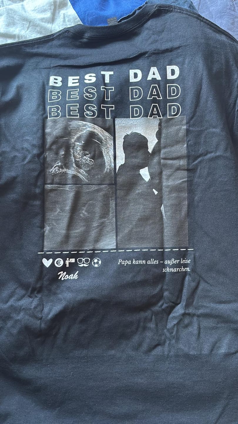 Customer photo review of Best Dad, best hugs, worst jokes - Personalisiertes T-Shirt (Schwarz, 100% Baumwolle, Unisex), Vatertag
