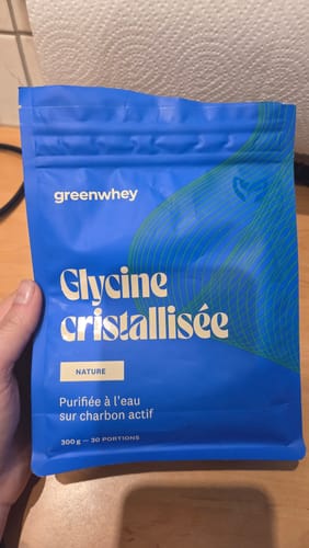 Main d'un client tenant le sachet bleu de Glycine cristallisée de greenwhey.