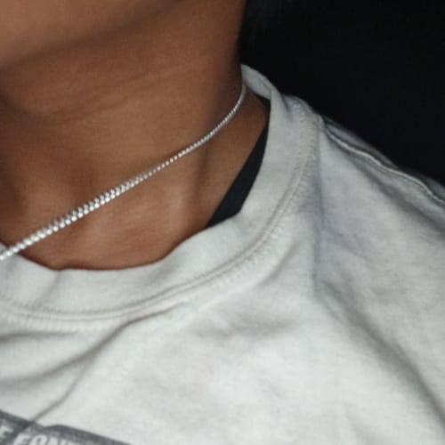 Close-up: A reviewer wearing the 3mm Sterling Silver Curb Chain around their neck with a white t-shirt.