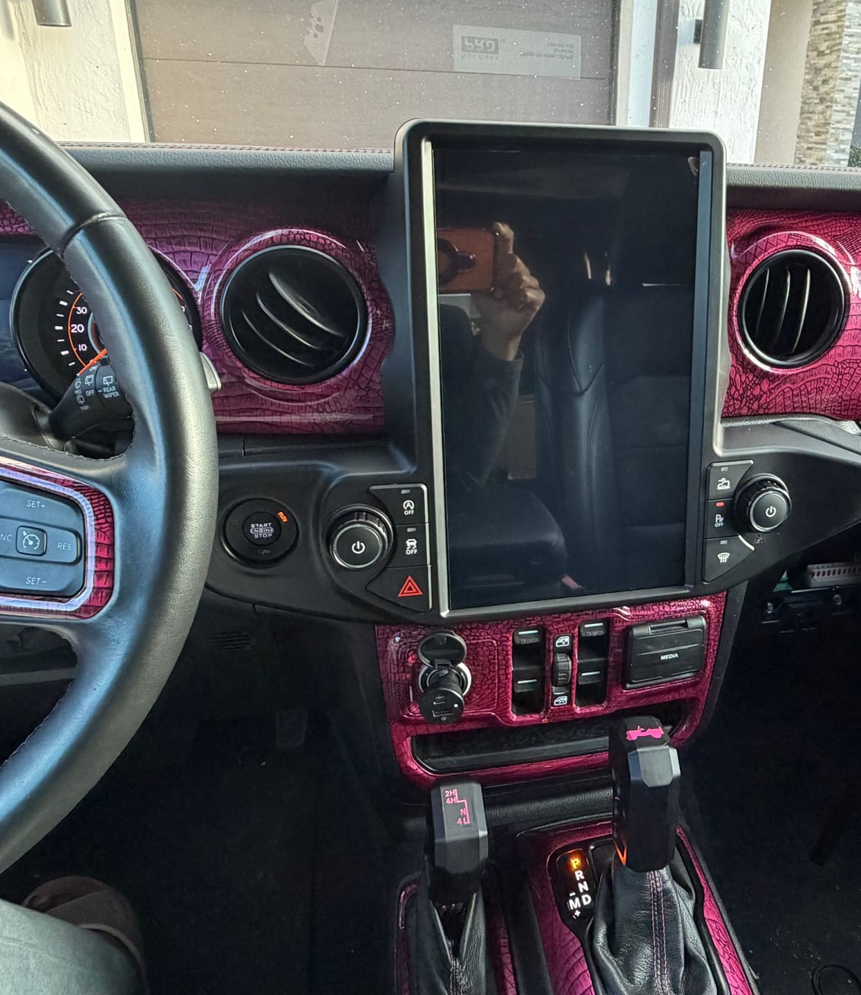 Customer photo review of Jeep Wrangler 2018-2021 — 13.6" Tesla-Style Apple CarPlay Screen