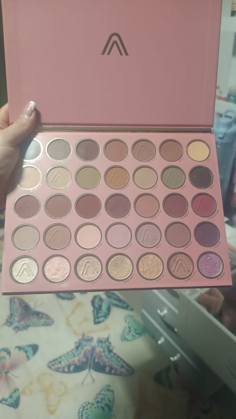 Customer photo review of PALETA DE SOMBRAS CLASSIC 35 TONOS
