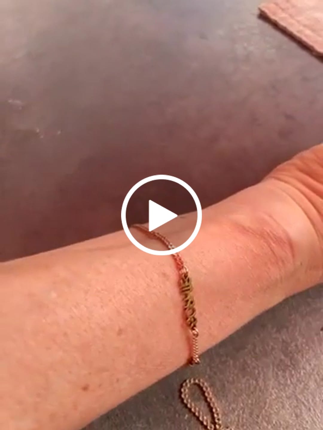 Customer video review of Personalisiertes Namensarmband