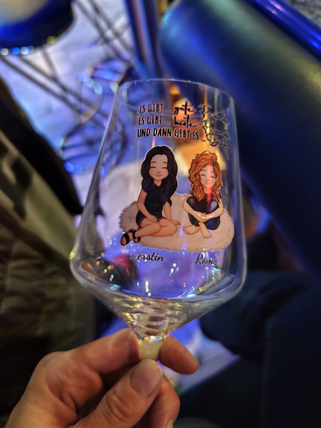 Customer photo review of Auf uns - Personalisiertes Weinglas für beste Freundinnen
