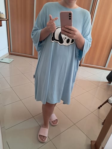 Cliente vestindo a Camisola Pandinha Azul, mostrando seu caimento solto e estampa de panda.