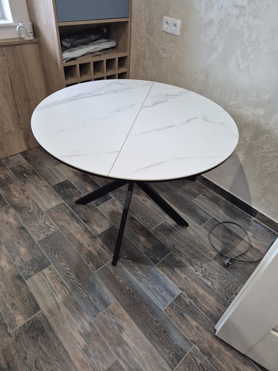 Customer photo review of Masa extensibila GASTON, alb mat cu efect de marmura, ceramica/metal, 100/135x100x76 cm