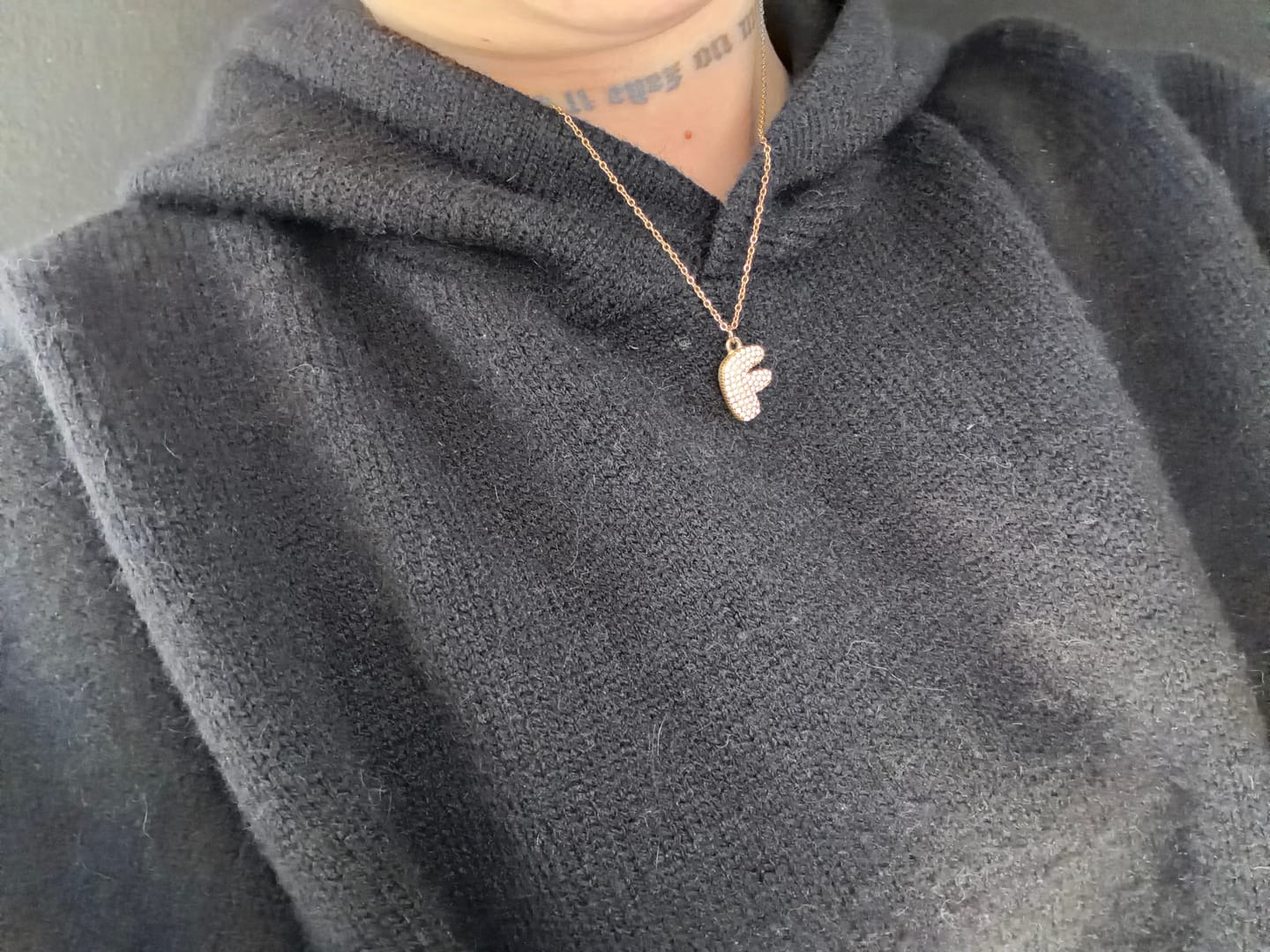 Customer photo review of Pave Bubble Initial Kette 14K Vergoldet